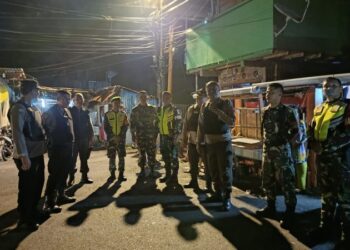Polresta Manado bersama dengan TNI dan Pemerintah Kota Manado melaksanakan patroli gabungan Kegiatan Rutin Yang Ditingkatkan (KRYD) pada malam hari, Sabtu (2/11/2024). Kegiatan ini diadakan di sejumlah titik strategis di kota, termasuk pusat keramaian dan kawasan rawan gangguan keamanan.