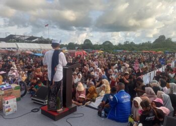 Ribuan Warga dari berbagai pelosok Kabupaten Nagan Raya sejak pagi minggu (09/11) sekira pukul 09.00 Wib mulai berdatangan kelokasi kampanye Akbar pasangan calon Bupati dan Wakil Bupati Nagan Raya Jonniadi-Zaini Mantri Doi atau yang dikenal dengan JOZ dengan nomor urut 4 yang menggelar kampanye Akbar di lapangan bola kaki Leupeu Simpang Peut Kecamatan Kuala, Nagan Raya.