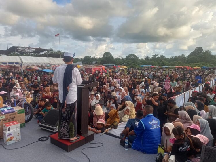 Ribuan Warga dari berbagai pelosok Kabupaten Nagan Raya sejak pagi minggu (09/11) sekira pukul 09.00 Wib mulai berdatangan kelokasi kampanye Akbar pasangan calon Bupati dan Wakil Bupati Nagan Raya Jonniadi-Zaini Mantri Doi atau yang dikenal dengan JOZ dengan nomor urut 4 yang menggelar kampanye Akbar di lapangan bola kaki Leupeu Simpang Peut Kecamatan Kuala, Nagan Raya.
