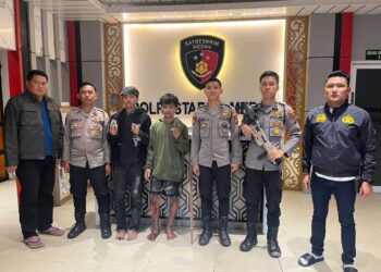 DITANGKAP: Dua anggota gemg motor bersenjata rakitan ditangkap Personil Polrestabes Medan, Minggu (3/11/2024). (Foto Dok/ Polda Sumut)