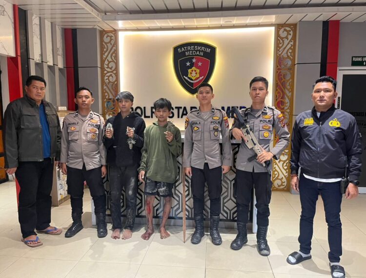 DITANGKAP: Dua anggota gemg motor bersenjata rakitan ditangkap Personil Polrestabes Medan, Minggu (3/11/2024). (Foto Dok/ Polda Sumut)