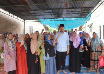 Dalam kegiatan Azi di Nagori Lias Baru Kecamatan Bandar Masilam, Rabu (2/11/2024) ratusan ibu-ibu menghadiri pertemuan tersebut dan mereka tampak kagum dengan prestasi-prestasi yang telah diraih oleh Azi.