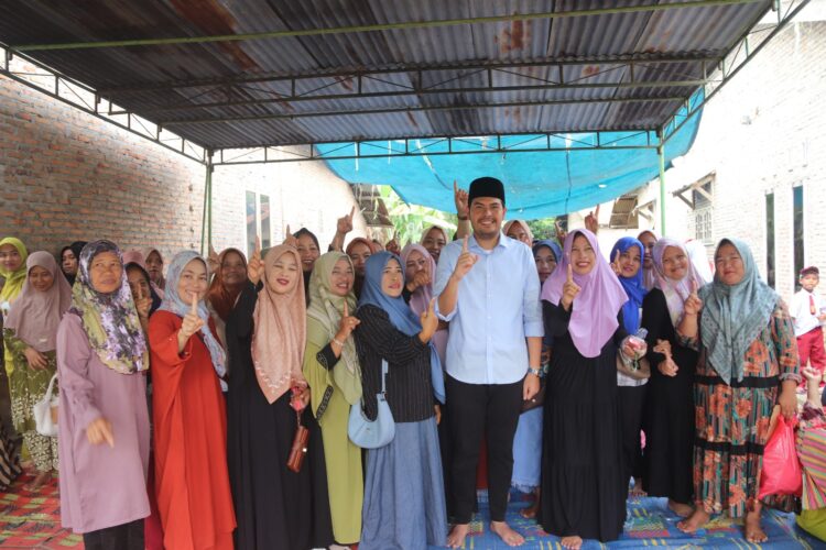Dalam kegiatan Azi di Nagori Lias Baru Kecamatan Bandar Masilam, Rabu (2/11/2024) ratusan ibu-ibu menghadiri pertemuan tersebut dan mereka tampak kagum dengan prestasi-prestasi yang telah diraih oleh Azi.