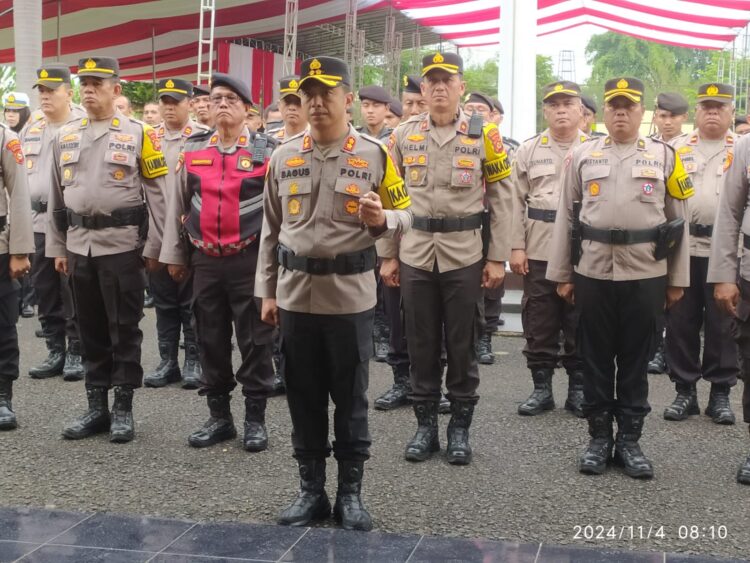 Kapolres Ogan Ilir, AKBP Bagus Suryo Wibowo, S.I.K., bersama Para Pejabat Utama (PJU) dan personel Polres Ogan Ilir, mengikuti upacara Pemberian Penghargaan PIN Emas secara virtual pada Senin, 4 November 2024. Upacara ini dipimpin oleh Kapolda Sumatera Selatan, Irjen Pol. Andi Rian R. Djajadi, S.I.K., M.H., yang digelar di Polda Sumsel mulai pukul 07.00 WIB hingga selesai.