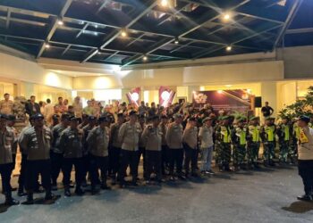 Polresta Manado melaksanakan pengamanan ketat selama berlangsungnya Debat Kedua Pasangan Calon Walikota dan Wakil Walikota Manado. Acara yang diadakan di Ballroom Peninsula Hotel, Jl. Jendral Sudirman, Kecamatan Wenang, dimulai pukul 19.00 Wita ini mengusung tema penting yang mencakup Ekonomi Produktif dan Kreatif, Lingkungan Hidup dan Mitigasi Bencana, Pariwisata, serta Infrastruktur yang Berkelanjutan, Minggu (3/11/2024).