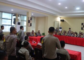 Kapolresta Manado Kombes Pol Julianto Sirait memimpin rapat analisa dan evaluasi yang berlangsung di Aula Polresta Manado. Rapat ini dihadiri oleh seluruh anggota Bhabinkamtibmas dan perwakilan dari berbagai satuan di lingkungan Polresta Manado, Senin (4/11/2024).