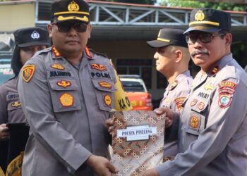 Polresta Manado menggelar apel pagi yang dirangkaikan dengan pemberian penghargaan kepada satuan kerja (Satker) dan personel yang telah menunjukkan dedikasi luar biasa dalam pelaksanaan tugas mereka. Apel yang berlangsung di Lapangan Apel Mapolresta Manado, Senin (4/11/2024), dipimpin langsung oleh Kapolresta Manado, Kombes Pol Julianto Sirait.