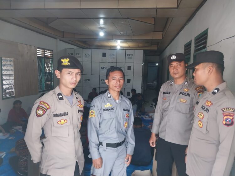 Polres Samosir memperketat pengamanan di gudang logistik Komisi Pemilihan Umum (KPU) Kabupaten Samosir dalam rangka pelipatan surat suara Pilkada Serentak 2024. Pengamanan ini diintensifkan dengan penambahan personel untuk menjamin kelancaran dan keamanan proses, yang berlangsung di bawah pengawasan ketat pada tanggal 5 hingga 7 November 2024.