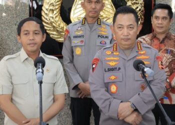Kapolri Jenderal Listyo Sigit Prabowo menerima kunjungan Menteri Kehutanan (Menhut) Raja Juli Antoni di Mabes Polri, Senin (4/11/2024). Kunjungan Menhut bersama jajaran dalam rangka memperbaharui Nota Kesepahaman atau MoU terkait penanganan permasalahan hutan di Indonesia, salah satunya yang menjadi fokus Utama yaitu penegakkan hukum.