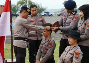 Wakapolda Sulawesi Utara Brigjen Pol Bahagia Dachi menutup rangkaian kegiatan tradisi pembaretan Bintara Remaja (Baja) Polri angkatan 51/55 lulusan tahun 2024 Polda Sulut. Kegiatan yang digelar di kawasan Pohon Kasih Megamas Manado, Senin (4/11/2024) sore ini, diikuti oleh 177 personel Baja Polri (14 diantaranya Polwan), dan dihadiri oleh para PJU Polda Sulut.