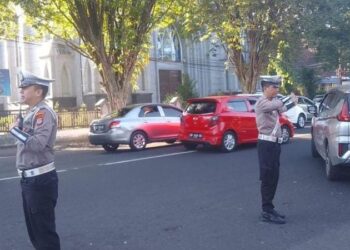Satlantas Polresta Manado kembali menggelar kegiatan pengaturan lalu lintas pagi di berbagai titik rawan macet di wilayah hukum Polresta Manado, Selasa (tanggal lengkap). Kegiatan ini dilakukan sebagai upaya untuk memberikan kenyamanan dan keamanan bagi masyarakat yang beraktivitas di pagi hari, Selasa (5/11/2024).