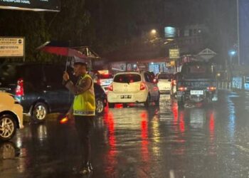Satuan Lalu Lintas Polresta Manado memperkuat patroli Blue Light di berbagai titik strategis kota. Patroli ini dilakukan untuk meminimalisir potensi gangguan kriminalitas dan kecelakaan lalu lintas, terutama pada jam-jam rawan malam hingga dini hari, Selasa (5/11/2024).