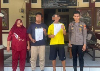 Personel Polsek Bunaken berhasil menyelesaikan masalah penganiayaan melalui pendekatan problem solving. Proses mediasi ini dilakukan sebagai langkah alternatif dalam menyelesaikan konflik antar warga tanpa harus menempuh jalur hukum, Selasa (5/11/2024).