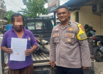 Bhabinkamtibmas Polsek Tuminting berhasil menyelesaikan masalah kecelakaan lalu lintas tunggal yang terjadi di wilayahnya dengan pendekatan problem solving. Insiden kecelakaan yang melibatkan seorang pengendara motor ini berhasil diselesaikan dengan cara mediasi antara korban dan keluarga, Selasa (5/11/2024).