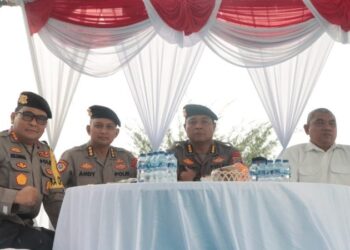Kombes Pol Julianto Sirait, Kapolresta Manado, menghadiri acara penutupan tradisi pembaretan Bintara Remaja (Baja) Polri angkatan 51/55 lulusan tahun 2024 Polda Sulawesi Utara, yang berlangsung di kawasan Pohon Kasih Megamas Manado, pada Senin (4/11/2024) sore. Acara yang penuh semangat ini dihadiri oleh 177 personel Baja Polri, termasuk 14 Polwan, yang siap mengabdi untuk menjaga keamanan dan ketertiban masyarakat.