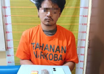 Satuan Reserse Narkoba Polres Samosir mengungkap kasus dugaan kepemilikan narkotika jenis ganja pada Minggu, 3 November 2024, sekitar pukul 20:30 Wib, di sebuah warung tuak di Pangambatan Desa Tomok Kecamatan Simanindo Kabupaten Samosir. Dalam operasi tersebut, seorang laki-laki berinisial MBKS, Warga Desa Hutaginjang, Kecamatan Simanindo, berhasil diamankan.