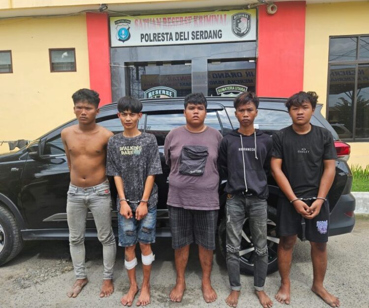 DITANGKAP: Polda Sumut tangkap lima begal sadis bacok tangan korbannya nyaris putus. (Foto Dok/ Polda Sumut)