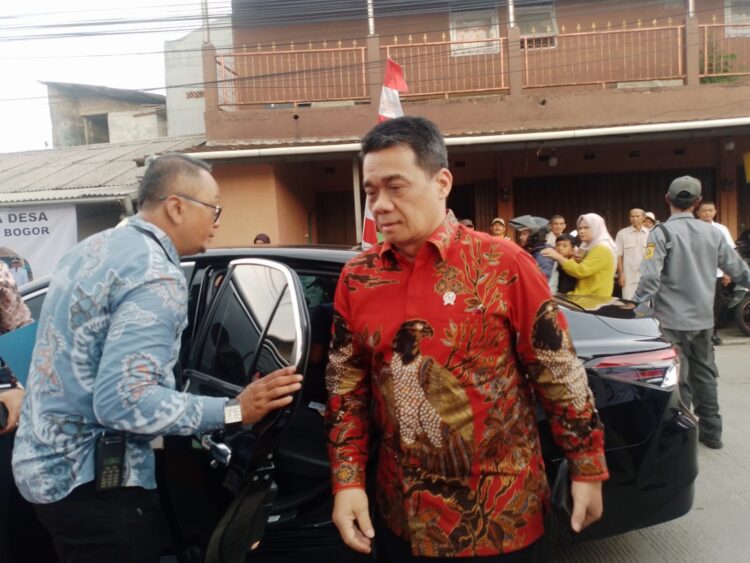 Menteri Desa dan Pembangunan Daerah Tertinggal RI yang diwakili Wamen Bapak Ir. Reza Patria di Desa Kemang Kec. Kemang Kab. Bogor dalam kegiatan "Sosialisasi Percepatan Penurunan Stunting di Desa. (Foto. Dok: RH/Mitrapolri.Com.06/11/24)