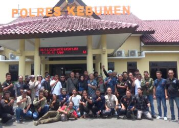 Puluhan wartawan dari berbagai kabupaten datangi Polres Kebumen pertanyakan aduan dugaan penganiayaan terhadap salah seorang jurnalis yang mengalami penganiayaan yang bernama Wahyu. Hal ini merupakan bentuk nyata dari kekompakan komunitas pers dalam menuntut keadilan dan perlindungan bagi para jurnalis, Rabu.(06/11/2024).
