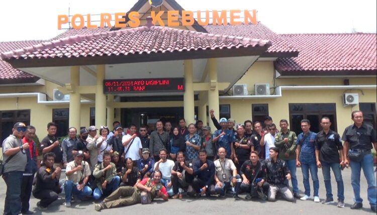 Puluhan wartawan dari berbagai kabupaten datangi Polres Kebumen pertanyakan aduan dugaan penganiayaan terhadap salah seorang jurnalis yang mengalami penganiayaan yang bernama Wahyu. Hal ini merupakan bentuk nyata dari kekompakan komunitas pers dalam menuntut keadilan dan perlindungan bagi para jurnalis, Rabu.(06/11/2024).