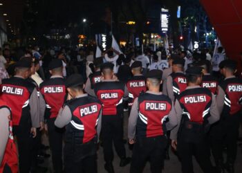 BERI PENGAMANAN: Personil Polda Sumut memberi pengamanan ketat pada Debat Publik II Pemilihan Gubernur dan Wakil Gubernur Sumatera Utara digelar pada Rabu malam (6/11/2024) di Hotel Santika Dyandra, Medan.(Foto Dok/ Polda Sumut)