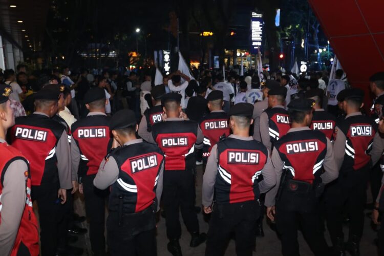 BERI PENGAMANAN: Personil Polda Sumut memberi pengamanan ketat pada Debat Publik II Pemilihan Gubernur dan Wakil Gubernur Sumatera Utara digelar pada Rabu malam (6/11/2024) di Hotel Santika Dyandra, Medan.(Foto Dok/ Polda Sumut)