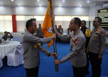 Rakorbin SDM dibuka oleh Wakapolda Sulut Brigjen Pol Bahagia Dachi, di aula Catur Prasetya Polda Sulut, Selasa (5/11/2024), dihadiri oleh para PJU Polda, para Kasubag Renmin dan para pengemban fungsi SDM jajaran.