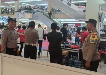 Polsek Wenang menggelar pengamanan ketat dalam rangka pembukaan acara Indonesia Open Championship Piala Kemenpora 2024 yang dilaksanakan di Atrium Mega Mall, Kelurahan Wenang Selatan, Kecamatan Wenang, Kota Manado, Sulawesi Utara. Kegiatan ini dihadiri oleh peserta dari berbagai daerah serta pengunjung yang memadati lokasi acara, Selasa (5/11/2024).