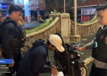 Polresta Manado menggelar kegiatan Kepolisian Rutin yang Ditingkatkan (KRYD) di sejumlah titik strategis di kota Manado. Kegiatan ini bertujuan untuk mencegah terjadinya gangguan kamtibmas, serta memberikan rasa aman kepada warga, Selasa (5/11/2024).