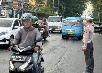 Personel Satuan Lalu Lintas (Sat Lantas) Polresta Manado secara konsisten melaksanakan kegiatan pengaturan lalu lintas di berbagai titik strategis di Kota Manado. Langkah ini dilakukan untuk memastikan kelancaran arus lalu lintas serta menjamin keselamatan para pengguna jalan, termasuk pejalan kaki, pengendara motor, dan kendaraan umum, Rabu (6/11/2024).