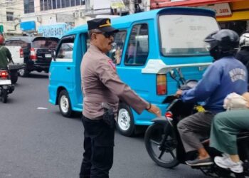 Polsek Wenang terus berupaya menjaga kelancaran lalu lintas di wilayahnya dengan melakukan pengaturan lalu lintas di jalan Walanda Maramis, tepatnya di depan pertokoan Emas Kiki. Pada hari ini, arus lalu lintas yang mengarah keluar kota terlihat cukup ramai, namun berkat pengaturan yang efektif oleh petugas, kendaraan tetap dapat bergerak dengan lancar, Rabu (6/11/2024).