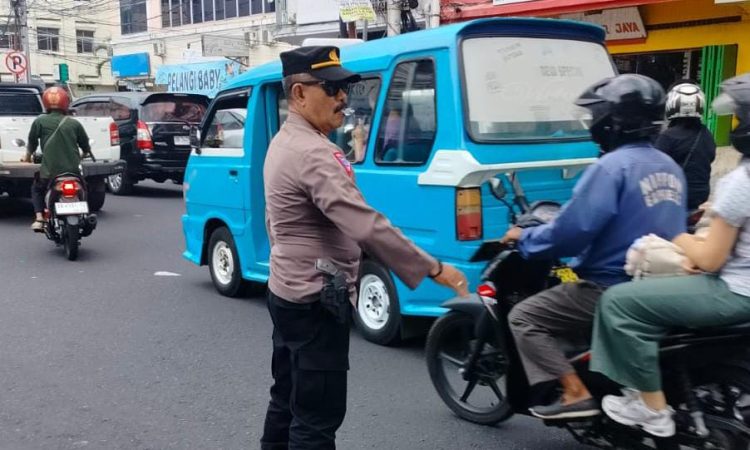 Polsek Wenang terus berupaya menjaga kelancaran lalu lintas di wilayahnya dengan melakukan pengaturan lalu lintas di jalan Walanda Maramis, tepatnya di depan pertokoan Emas Kiki. Pada hari ini, arus lalu lintas yang mengarah keluar kota terlihat cukup ramai, namun berkat pengaturan yang efektif oleh petugas, kendaraan tetap dapat bergerak dengan lancar, Rabu (6/11/2024).