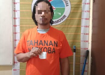 Sat Res Narkoba Polres Samosir berhasil mengamankan IR (39) warga Desa Ambarita Kecamatan Simanindo Kabupaten Samosir, pada Senin, 4 November 2024. Pria tersebut diamankan di kediamannya sekitar pukul 11:30 Wib setelah diduga terlibat dalam peredaran narkotika jenis sabu di wilayah tersebut.