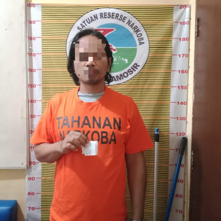 Sat Res Narkoba Polres Samosir berhasil mengamankan IR (39) warga Desa Ambarita Kecamatan Simanindo Kabupaten Samosir, pada Senin, 4 November 2024. Pria tersebut diamankan di kediamannya sekitar pukul 11:30 Wib setelah diduga terlibat dalam peredaran narkotika jenis sabu di wilayah tersebut.