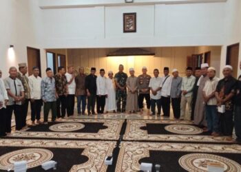 Polsek Tuminting menggelar acara silaturahmi sekaligus koordinasi dengan para imam masjid di wilayahnya. Kegiatan yang berlangsung di kantor Polsek Tuminting ini bertujuan untuk mempererat hubungan antara pihak kepolisian dan tokoh agama guna meningkatkan peran aktif dalam menjaga keamanan lingkungan, Kamis (7/11/2024).