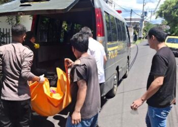 Polsek Sario menerima laporan mengenai penemuan mayat seorang pria di dalam kamar kost di Kelurahan Sario, Lingkungan I, Kecamatan Sario, Kota Manado. Korban diketahui bernama Felix Yohanes Maramis, seorang tukang kayu berusia 59 tahun yang tinggal di kamar kost lantai dua milik keluarga Timbuleng, Pada hari Rabu, 6 November 2024, sekitar pukul 10.00 WITA.