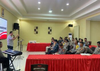 Personel Polresta Manado mengikuti kegiatan pembinaan rohani dan mental (Binrohtal) rutin yang diadakan di kantor Polresta. Kegiatan ini menjadi salah satu langkah strategis dalam upaya menciptakan sosok Polri yang lebih humanis dan responsif terhadap kebutuhan masyarakat, Kamis (7/11/2024).