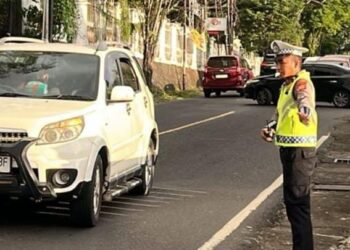 petugas dari Sat Lantas melakukan pengaturan lalu lintas di beberapa titik jalan utama di kota ini. Langkah ini bertujuan untuk mengurangi kemacetan, terutama di jam-jam sibuk, serta memastikan kendaraan bergerak dengan lancar tanpa hambatan, Kamis (7/11/2024).