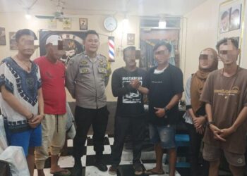 Bhabinkamtibmas Polsek Tuminting, Aiptu D. Sukoroharjo, berhasil menyelesaikan masalah pengancaman dengan barang tajam yang terjadi di Kelurahan Tumumpa Satu, Lingkungan 1, Kecamatan Tuminting, Kota Manado. Dalam kegiatan problem solving tersebut, Aiptu Sukoroharjo berperan aktif melakukan mediasi antara kedua pihak yang terlibat dalam permasalahan, dengan tujuan menciptakan kedamaian dan mencegah konflik lebih lanjut, Kamis (7/11/2024).