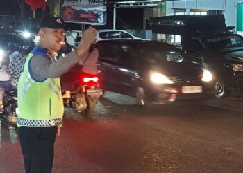 Polsek Rural Pineleng Polresta Manado melaksanakan Program Unggulan SILAU MATA (Siaga Lampu Biru di Keramaian Kota) sebagai langkah antisipasi terhadap potensi gangguan keamanan dan ketertiban masyarakat (kamtibmas) di wilayah ramai. Program ini bertujuan untuk meningkatkan kehadiran polisi di lokasi-lokasi keramaian, sehingga warga merasa lebih aman dan terlindungi, Rabu (6/11/2024) malam.