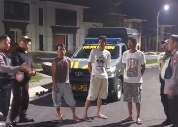 Polsek Pineleng melaksanakan kegiatan Program Unggulan Polresta Manado, SIBULAN (Sikat Pemabuk Jalanan), untuk menjaga keamanan dan ketertiban masyarakat (kamtibmas) di wilayah Pineleng. Operasi ini bertujuan untuk menekan angka gangguan kamtibmas yang sering kali disebabkan oleh individu yang mengonsumsi minuman beralkohol di jalanan, yang berpotensi menimbulkan keributan dan kekerasan, Rabu (6/11/2024) malam.