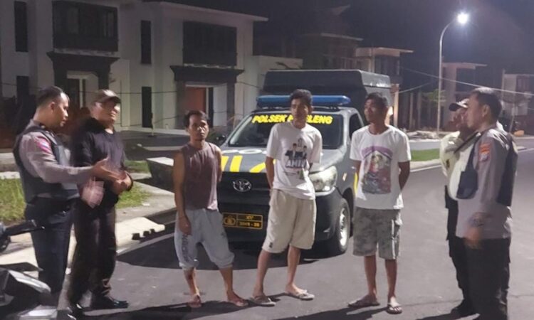 Polsek Pineleng melaksanakan kegiatan Program Unggulan Polresta Manado, SIBULAN (Sikat Pemabuk Jalanan), untuk menjaga keamanan dan ketertiban masyarakat (kamtibmas) di wilayah Pineleng. Operasi ini bertujuan untuk menekan angka gangguan kamtibmas yang sering kali disebabkan oleh individu yang mengonsumsi minuman beralkohol di jalanan, yang berpotensi menimbulkan keributan dan kekerasan, Rabu (6/11/2024) malam.