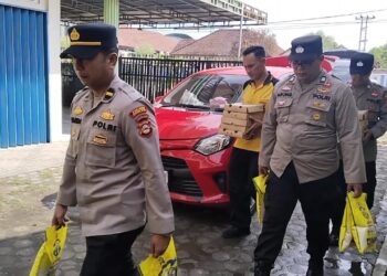 Polsek Indralaya menggelar kegiatan Jum'at Curhat dan Cooling System di wilayah Kabupaten Ogan Ilir. Kegiatan ini dipimpin langsung oleh Kapolsek Indralaya, AKP Junardi, S.H., M.A.P., didampingi oleh Wakapolsek IPDA Harris Krisnanda, S.H., M.H., serta diikuti oleh para Kanit, Kasi, dan seluruh personil Polsek Indralaya.