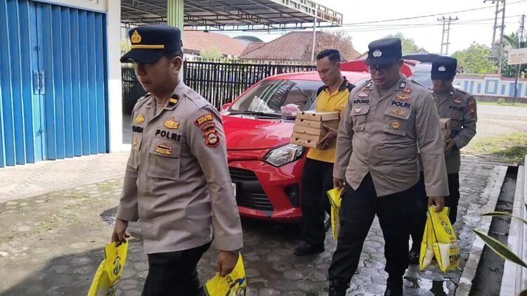 Polsek Indralaya menggelar kegiatan Jum'at Curhat dan Cooling System di wilayah Kabupaten Ogan Ilir. Kegiatan ini dipimpin langsung oleh Kapolsek Indralaya, AKP Junardi, S.H., M.A.P., didampingi oleh Wakapolsek IPDA Harris Krisnanda, S.H., M.H., serta diikuti oleh para Kanit, Kasi, dan seluruh personil Polsek Indralaya.