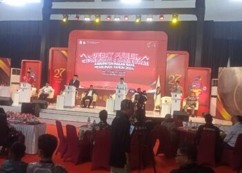 Empat pasangan calon (Paslon) Bupati dan calon wakil Bupati Nagan Raya memaparkan visi misi dan program kerja dalam debat publik Calon Bupati dan calon wakil Bupati di gedung serbaguna Alun Alun Suka Makmue Nagan Raya. Kamis tanggal 7 November 2024.