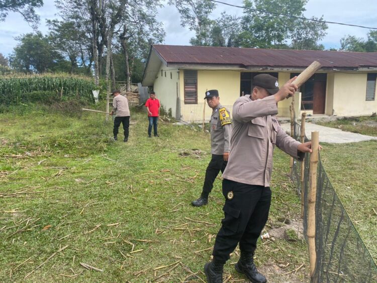 Polsek Onanrunggu memanfaatkan lahan di samping dan belakang kantornya sebagai lahan ketahanan pangan. Kapolsek Onanrunggu, AKP Marlan Silalahi, bersama personel Polsek menginisiasi persiapan lahan seluas 20x80 meter persegi sebagai wujud komitmen dalam mendukung program ketahanan pangan yang juga digalakkan oleh Polri.