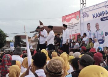 Ribuan massa pendukung Bobby-Surya dan RHS-AZI penuhi lapangan Bola Rambung Merah, Kecamatan Siantar, Kabupaten Simalungun, Kamis (7/11/2024).