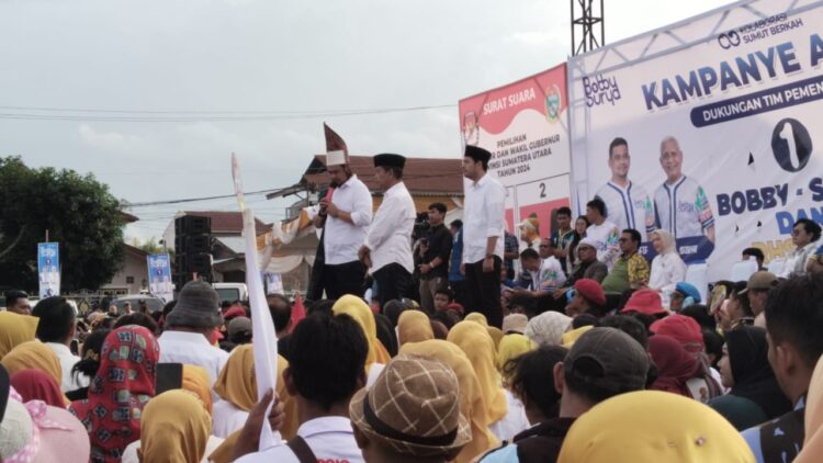 Ribuan massa pendukung Bobby-Surya dan RHS-AZI penuhi lapangan Bola Rambung Merah, Kecamatan Siantar, Kabupaten Simalungun, Kamis (7/11/2024).