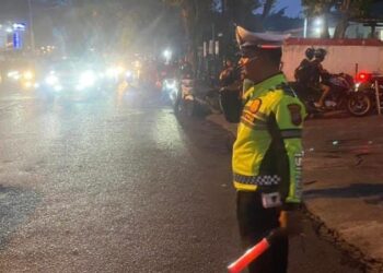 Satuan Lalu Lintas (Sat Lantas) Polresta Manado melaksanakan kegiatan Patroli Blue Light pada malam hari, Jumat (8/11/2024) malam. Patroli ini bertujuan untuk memberikan rasa aman kepada warga dan mencegah tindakan kriminal di wilayah hukum Polresta Manado.