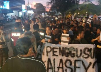 Polsek Sario melaksanakan pengamanan pada kegiatan Aksi Kamisan Manado yang digelar di Mapolda Sulut. Aksi ini diselenggarakan oleh Aliansi Solidaritas Petani Penggarap Desa Kalasey Dua sebagai bentuk refleksi memperingati dua tahun peristiwa perampasan lahan di Desa Kalasey Dua, Kamis (7/11/2024).